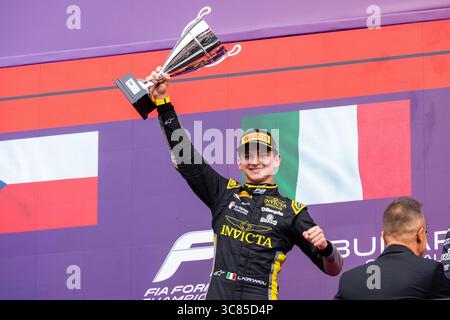 Mogyorod, Hongrie. August 2025. FORNAROLI Leonardo (ita), Invicta Racing, Dallara F2 2024, Porträt, Podium während der 10. Runde der FIA Formel-2-Meisterschaft 2025 vom 1. Bis 3. August 2025 auf dem Hungaroring, in Mogyorod, Ungarn - Foto Julien Delfosse/DPPI Credit: DPPI Media/Alamy Live News Stockfoto