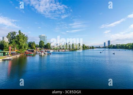 oxbogensee Alte Donau Alte Donau, IZD-Turm, WIEN ZWEIUNDZWANZIG Hochhäuser Wien 22. Donaustadt Wien Österreich Stockfoto
