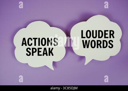 Aktionen sprechen lauteren Text mit Sprechblase von oben auf violettem Hintergrund Stockfoto