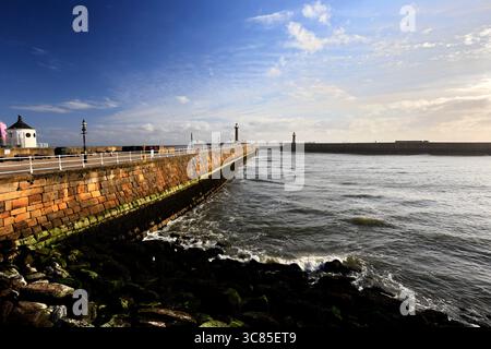 Der West Pier Breakwater, Lower Harbour, Whitby Town, North Yorkshire, England, UK Stockfoto