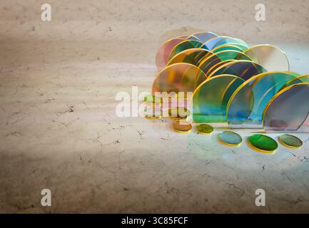 3D-Rendering der Anordnung von transparenten Glasscheiben und Lichtbögen, die bunte Schatten auf eine gerissene Marmoroberfläche werfen Stockfoto