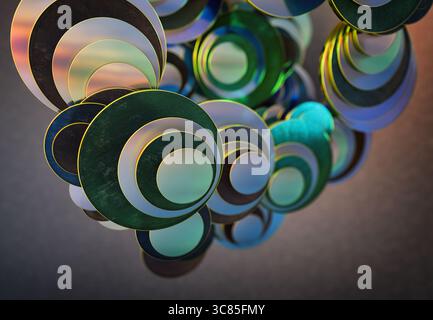 3D-Rendering von Gruppen aus geschichteten transparenten Glaskreisen mit Farbverläufen und goldenen Kanten in abstrakter Anordnung Stockfoto