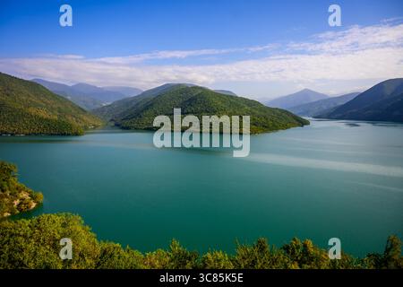 Zhinvali Reservoir - Ein ruhiger See inmitten der Kaukasusberge von Georgien Stockfoto