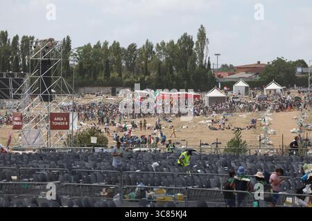 Rom, Italien. August 2025. Rom, Italien, 3. August 2025: Die Jugendlichen verlassen Tor Vergata nach der Feier der Heiligen Messe unter dem Vorsitz von Papst Leo XIV. Am Ende der Woche, die dem Jubeljahr 2025 in Tor Vergata gewidmet ist. Quelle: Unabhängige Fotoagentur/Alamy Live News Stockfoto