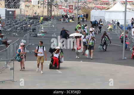 Rom, Italien. August 2025. Rom, Italien, 3. August 2025: Die Jugendlichen verlassen Tor Vergata nach der Feier der Heiligen Messe unter dem Vorsitz von Papst Leo XIV. Am Ende der Woche, die dem Jubeljahr 2025 in Tor Vergata gewidmet ist. Quelle: Unabhängige Fotoagentur/Alamy Live News Stockfoto