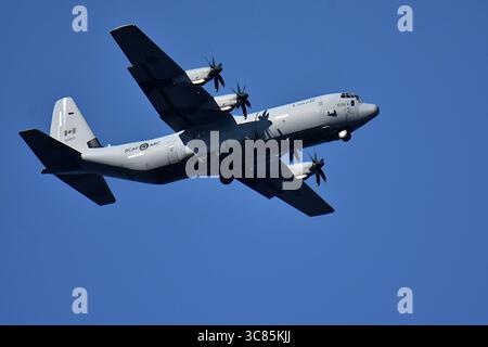 Marseille, Frankreich. August 2025. Ansicht eines C-130H Hercules Transportflugzeugs, das am Flughafen Marseille Provence ankommt. Quelle: SOPA Images Limited/Alamy Live News Stockfoto