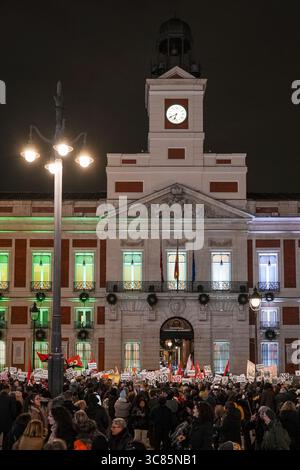 Madrid, Spanien; 12.10.2025: Protest in Puerta del Sol, Madrid, gegen Ayusos Regionalregierung (PP). Demonstranten fordern Rücktritt und verteidigen pu Stockfoto