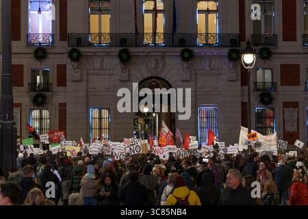 Madrid, Spanien; 12.10.2025: Protest in Puerta del Sol, Madrid, gegen Ayusos Regionalregierung (PP). Demonstranten fordern Rücktritt und verteidigen pu Stockfoto