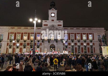 Madrid, Spanien; 12.10.2025: Protest in Puerta del Sol, Madrid, gegen Ayusos Regionalregierung (PP). Demonstranten fordern Rücktritt und verteidigen pu Stockfoto