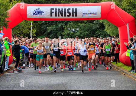 Belfast, Großbritannien. August 2025. 08/2025 Belfast 3000 Menschen haben heute am Feile 5k & 10k Run in West Belfast teilgenommen. Die Rains hielten an einem warmen, schwülen Morgen für die Runners ab. Quelle: Bonzo/Alamy Live News Stockfoto