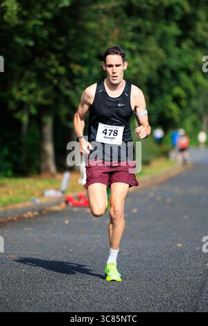 Belfast, Großbritannien. August 2025. 08/2025 Belfast 3000 Menschen haben heute am Feile 5k & 10k Run in West Belfast teilgenommen. Die Rains hielten an einem warmen, schwülen Morgen für die Runners ab. Quelle: Bonzo/Alamy Live News Stockfoto