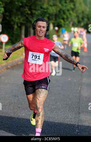 Belfast, Großbritannien. August 2025. 08/2025 Belfast 3000 Menschen haben heute am Feile 5k & 10k Run in West Belfast teilgenommen. Die Rains hielten an einem warmen, schwülen Morgen für die Runners ab. Quelle: Bonzo/Alamy Live News Stockfoto