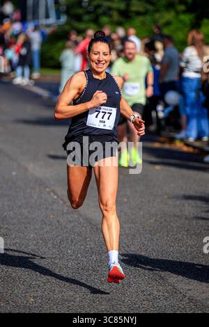 Belfast, Großbritannien. August 2025. 08/2025 Belfast 3000 Menschen haben heute am Feile 5k & 10k Run in West Belfast teilgenommen. Die Rains hielten an einem warmen, schwülen Morgen für die Runners ab. Quelle: Bonzo/Alamy Live News Stockfoto