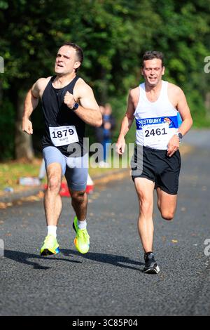 Belfast, Großbritannien. August 2025. 08/2025 Belfast 3000 Menschen haben heute am Feile 5k & 10k Run in West Belfast teilgenommen. Die Rains hielten an einem warmen, schwülen Morgen für die Runners ab. Quelle: Bonzo/Alamy Live News Stockfoto