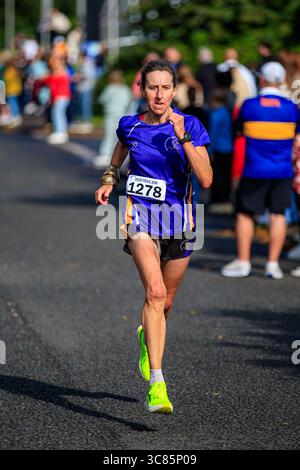 Belfast, Großbritannien. August 2025. 08/2025 Belfast 3000 Menschen haben heute am Feile 5k & 10k Run in West Belfast teilgenommen. Die Rains hielten an einem warmen, schwülen Morgen für die Runners ab. Quelle: Bonzo/Alamy Live News Stockfoto