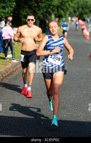 Belfast, Großbritannien. August 2025. 08/2025 Belfast 3000 Menschen haben heute am Feile 5k & 10k Run in West Belfast teilgenommen. Die Rains hielten an einem warmen, schwülen Morgen für die Runners ab. Quelle: Bonzo/Alamy Live News Stockfoto