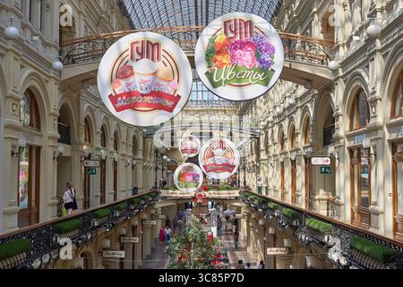 Moskau, Russland - 17. Juli 2025: Innenansicht der Hauptgalerie des Kaufhauses GUM mit Bogengängen, Glasdach und hängenden Werbebändern Stockfoto