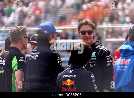 Mercedes' George Russell in der Fahrerparade vor dem Großen Preis von Ungarn auf dem Hungaroring in Budapest, Ungarn. Bilddatum: Sonntag, 3. August 2025. Stockfoto