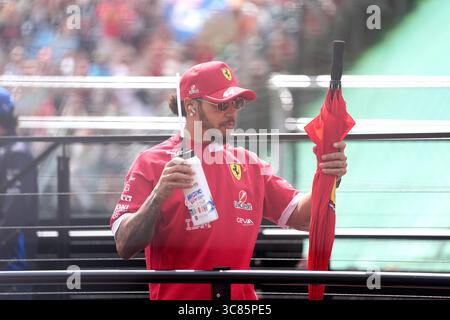 Ferraris Lewis Hamilton bei der Fahrerparade vor dem Großen Preis von Ungarn auf dem Hungaroring in Budapest, Ungarn. Bilddatum: Sonntag, 3. August 2025. Stockfoto