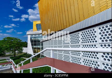 Architektonische Details der Berliner Philharmonie von der Außentreppe aus gesehen. Stockfoto