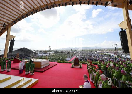 Rom, Italien. August 2025. Eine Million junge Menschen versammeln sich in Tor Vergata am Stadtrand von Rom, Italien, um die Messe zum Jubiläum der Jugend zu feiern, die Papst Leo XIV. Am 3. August 2025 feierte. Foto: (EV) Vatican Media/ABACAPRESS.COM Credit: Abaca Press/Alamy Live News Stockfoto
