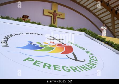 Rom, Italien. August 2025. Eine Million junge Menschen versammeln sich in Tor Vergata am Stadtrand von Rom, Italien, um die Messe zum Jubiläum der Jugend zu feiern, die Papst Leo XIV. Am 3. August 2025 feierte. Foto: (EV) Vatican Media/ABACAPRESS.COM Credit: Abaca Press/Alamy Live News Stockfoto