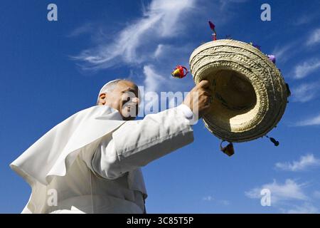 Rom, Italien. August 2025. Eine Million junge Menschen versammeln sich in Tor Vergata am Stadtrand von Rom, Italien, um die Messe zum Jubiläum der Jugend zu feiern, die Papst Leo XIV. Am 3. August 2025 feierte. Foto: (EV) Vatican Media/ABACAPRESS.COM Credit: Abaca Press/Alamy Live News Stockfoto