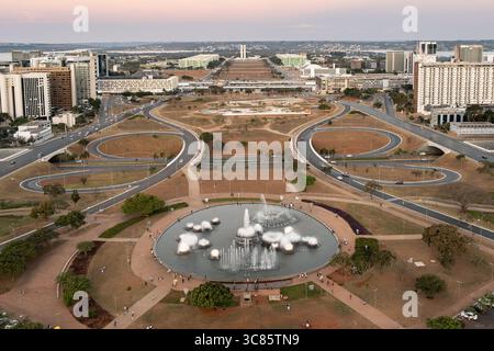 Panoramablick auf Brasilia bei Sonnenuntergang vom Fernsehturm aus, mit Blick auf den Burle Marx Garden, die Ministries Esplanade und die Gebäude des Nationalkongresses i Stockfoto