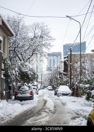 Schneebedeckte Straßen der Stadt an der Schwarzmeerküste. Schneetreiben auf den Straßen von Batumi. Schwierige Situation. Unerwarteter Frost im Süden. Stockfoto