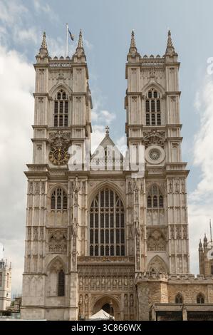 London, Großbritannien - 27. Juli 2025 - die englische gotische Architektur der Westminster Abbey ist eine prominente anglikanische Kirche in der City of Westminster Stockfoto