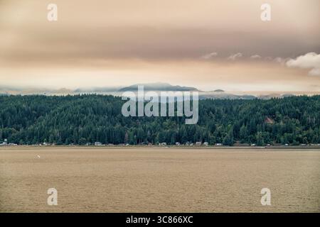 Der Rauch des Bear Gulch-Waldfeuers aus Sicht des Alderbrook Resorts nahe Union, WA, am Hood Canal, 1. August 2025. Das Feuer selbst ist etwa 16 Meilen entfernt Stockfoto