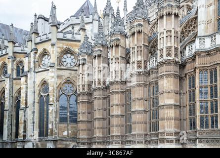 London, Großbritannien - 27. Juli 2025 - die englische gotische Architektur der Westminster Abbey ist eine prominente anglikanische Kirche in der City of Westminster Stockfoto