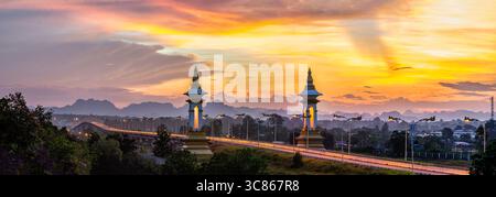 Dritte Thai-laotischen Friendship Bridge bei Sonnenuntergang, Nakhon Phanom, Thailand. Stockfoto
