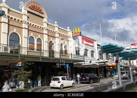 Dunedin Stadtzentrum, Otago Region, Südinsel, Neuseeland, Geschäfte und Geschäfte entlang der George Street im Zentrum von Dunedin, ein wichtiges Ziel für Einkäufer Stockfoto