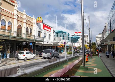 Dunedin Stadtzentrum, Otago Region, Südinsel, Neuseeland, Geschäfte und Geschäfte entlang der George Street im Zentrum von Dunedin, ein wichtiges Ziel für Einkäufer Stockfoto