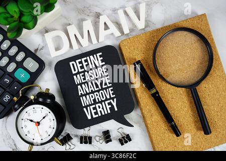 DMAIV – Definieren, Messen, Analysieren, verbessern und Überprüfen des Akronyms mit Rechner, Wecker und Lupe sowie Business and Financial Concept Backgro Stockfoto