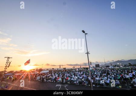 Rom, Italien. August 2025. Gläubige warten am frühen Morgen auf den Beginn einer Messe, die Papst Leo XIV. Zum Jubiläum der Jugend in Tor Vergata, am 25. August 2025, am Stadtrand von Rom, Italien, feierte. BILDER AKTUALISIEREN PRESSE/Riccardo de Luca STRENG NUR FÜR REDAKTIONELLE ZWECKE Credit: Riccardo de Luca - Bilder aktualisieren/Alamy Live News Stockfoto