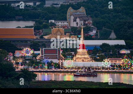 Wunderschöne Nachtfestszene des Wat Phra Samut Chedi Tempels mit Beleuchtung am Chao Phraya Fluss während des Sonnenuntergangs in Samut Prakan, Provinz, Thailand Stockfoto