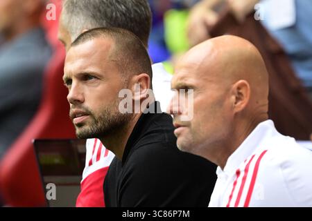 AMSTERDAM-Trainer Johnny Heitinga von Ajax, Assistenztrainer Marcel Keizer von Ajax während des Übungsspiels zwischen Ajax Amsterdam und AS Monaco in der Johan Cruijff Arena am 3. August 2025 in Amsterdam, Niederlande. ANP OLAF KRAAK Stockfoto