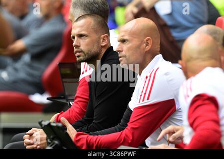AMSTERDAM-Trainer Johnny Heitinga von Ajax, Assistenztrainer Marcel Keizer von Ajax während des Übungsspiels zwischen Ajax Amsterdam und AS Monaco in der Johan Cruijff Arena am 3. August 2025 in Amsterdam, Niederlande. ANP OLAF KRAAK Stockfoto