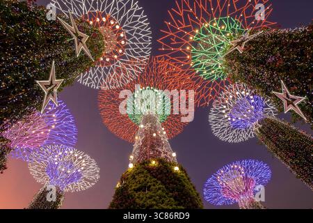 Supertree Grove in Gärten durch die Bucht in der Dämmerung. Stockfoto