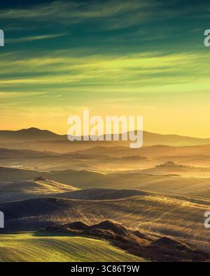 Landschaft bei Sonnenuntergang in Volterra, sanfte Hügel und grüne Felder. Provinz Pisa, Toskana, Italien, Europa Stockfoto
