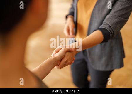 Nahaufnahme von Fachleuten, die die Hand schütteln für erfolgreiche Verhandlungen und Unternehmenszusammenschlüsse und -Akquisitionen im Amt Stockfoto