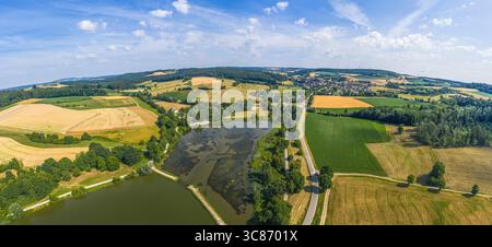 Blick auf die Landschaft am Hahnenkammsee bei Hechlingen im fränkischen Seenland Stockfoto