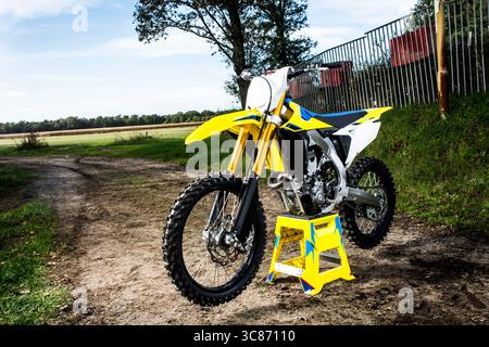 Ein Blick aus nächster Nähe auf das kraftvolle Herz eines Motocross-Bikes. Dieses detaillierte Bild zeigt die komplizierte Konstruktion. Stockfoto