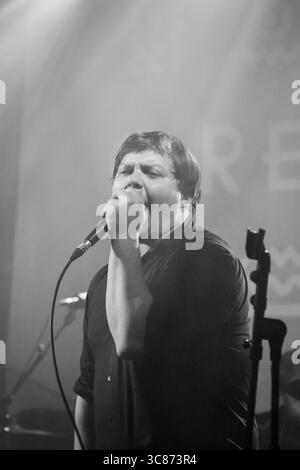 WESLEY GONZALEZ, LIVE-BAND, 2016: Wesley Gonzalez spielt die Walled Garden Stage beim Green man Festival 2016. Brecon, Wales, Großbritannien, 18. August 2016. Bild: Rob Watkins/Alamy Live News. INFO: Wesley Gonzalez ist ein britischer Singer-Songwriter, der für seine unverwechselbare Mischung aus Indie-Pop, Soul und 1970er-inspirierten Sounds bekannt ist. Früher war er Frontmann der Londoner Band Let's Wrestle, begann nach der Auflösung der Band 2015 eine Solokarriere. Gonzalez’ Werk zeichnet sich durch seinen Witz, seine Verletzlichkeit und seine Bereitschaft aus, kreative Grenzen zu überschreiten. Stockfoto