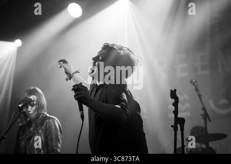 WESLEY GONZALEZ, LIVE-BAND, 2016: Wesley Gonzalez spielt die Walled Garden Stage beim Green man Festival 2016. Brecon, Wales, Großbritannien, 18. August 2016. Bild: Rob Watkins/Alamy Live News. INFO: Wesley Gonzalez ist ein britischer Singer-Songwriter, der für seine unverwechselbare Mischung aus Indie-Pop, Soul und 1970er-inspirierten Sounds bekannt ist. Früher war er Frontmann der Londoner Band Let's Wrestle, begann nach der Auflösung der Band 2015 eine Solokarriere. Gonzalez’ Werk zeichnet sich durch seinen Witz, seine Verletzlichkeit und seine Bereitschaft aus, kreative Grenzen zu überschreiten. Stockfoto