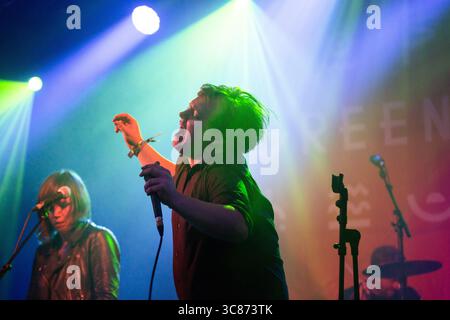 WESLEY GONZALEZ, LIVE-BAND, 2016: Wesley Gonzalez spielt die Walled Garden Stage beim Green man Festival 2016. Brecon, Wales, Großbritannien, 18. August 2016. Bild: Rob Watkins/Alamy Live News. INFO: Wesley Gonzalez ist ein britischer Singer-Songwriter, der für seine unverwechselbare Mischung aus Indie-Pop, Soul und 1970er-inspirierten Sounds bekannt ist. Früher war er Frontmann der Londoner Band Let's Wrestle, begann nach der Auflösung der Band 2015 eine Solokarriere. Gonzalez’ Werk zeichnet sich durch seinen Witz, seine Verletzlichkeit und seine Bereitschaft aus, kreative Grenzen zu überschreiten. Stockfoto