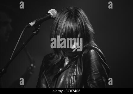 WESLEY GONZALEZ, LIVE-BAND, 2016: Wesley Gonzalez spielt die Walled Garden Stage beim Green man Festival 2016. Brecon, Wales, Großbritannien, 18. August 2016. Bild: Rob Watkins/Alamy Live News. INFO: Wesley Gonzalez ist ein britischer Singer-Songwriter, der für seine unverwechselbare Mischung aus Indie-Pop, Soul und 1970er-inspirierten Sounds bekannt ist. Früher war er Frontmann der Londoner Band Let's Wrestle, begann nach der Auflösung der Band 2015 eine Solokarriere. Gonzalez’ Werk zeichnet sich durch seinen Witz, seine Verletzlichkeit und seine Bereitschaft aus, kreative Grenzen zu überschreiten. Stockfoto