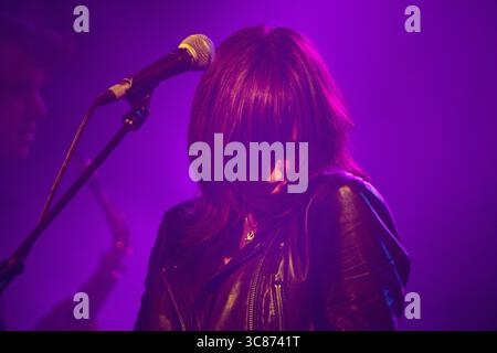 WESLEY GONZALEZ, LIVE-BAND, 2016: Wesley Gonzalez spielt die Walled Garden Stage beim Green man Festival 2016. Brecon, Wales, Großbritannien, 18. August 2016. Bild: Rob Watkins/Alamy Live News. INFO: Wesley Gonzalez ist ein britischer Singer-Songwriter, der für seine unverwechselbare Mischung aus Indie-Pop, Soul und 1970er-inspirierten Sounds bekannt ist. Früher war er Frontmann der Londoner Band Let's Wrestle, begann nach der Auflösung der Band 2015 eine Solokarriere. Gonzalez’ Werk zeichnet sich durch seinen Witz, seine Verletzlichkeit und seine Bereitschaft aus, kreative Grenzen zu überschreiten. Stockfoto